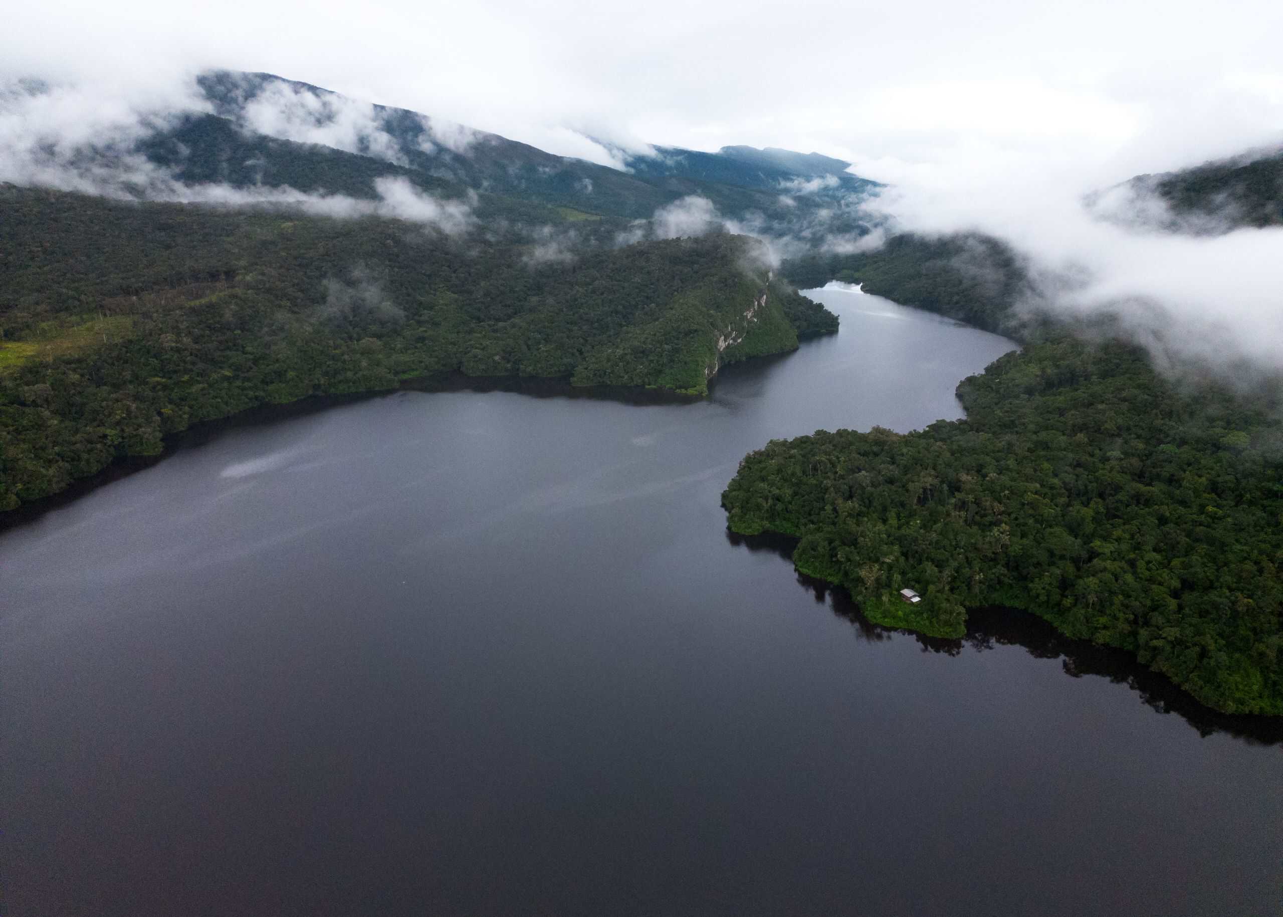 Râul Amazon văzut de sus, șerpuind prin pădurea tropicală din Peru
